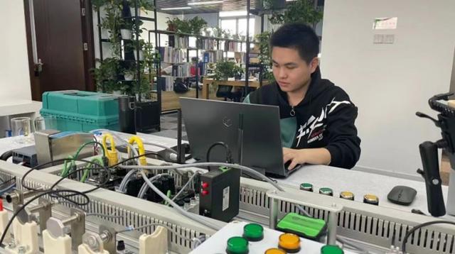 連摘三金！長寧代表隊在上海市第一屆職業技能大賽軟件開發賽項中表現搶眼